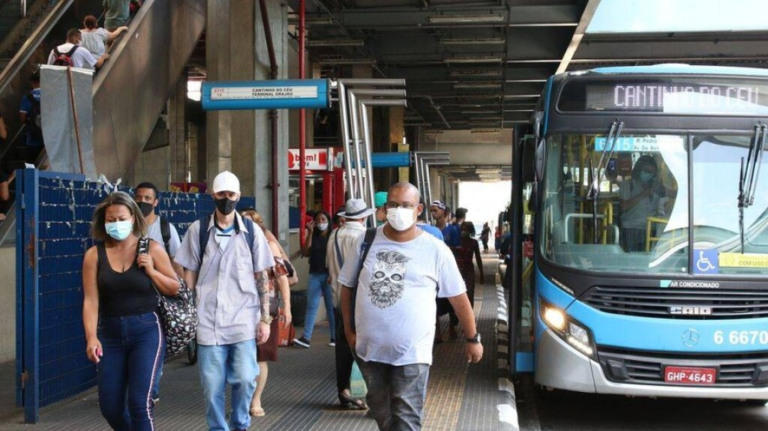 São Paulo: máscaras deixam de ser obrigatórias no transporte público
