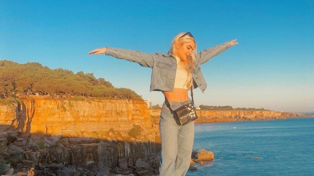 Jade Picon ignora polêmicas e posa descontraída em Portugal Jade Picon ignora polêmicas e posa descontraída em Portugal