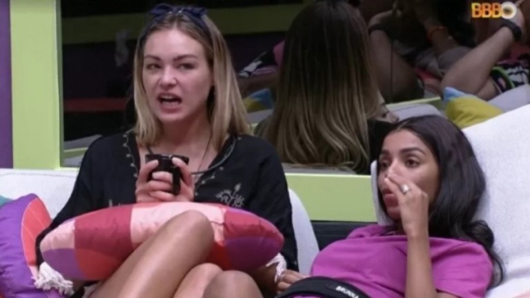 Bárbara conta para Tiago quanto ganhou no 'Programa Silvio Santos'