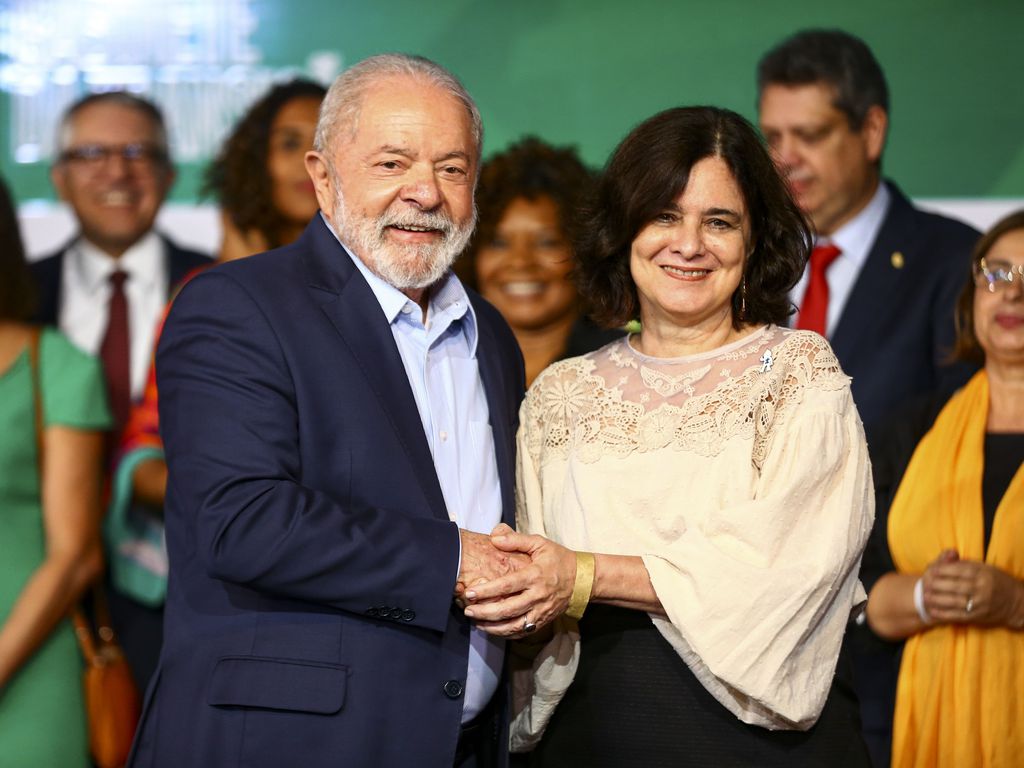 O presidente eleito, Luiz Inácio Lula da Silva, e a futura ministra da Saúde, Nisia Trindade, durante anúncio de novos ministros que comporão o governo.. Foto: Marcelo Camargo/Agência Brasil - 22.12.2022