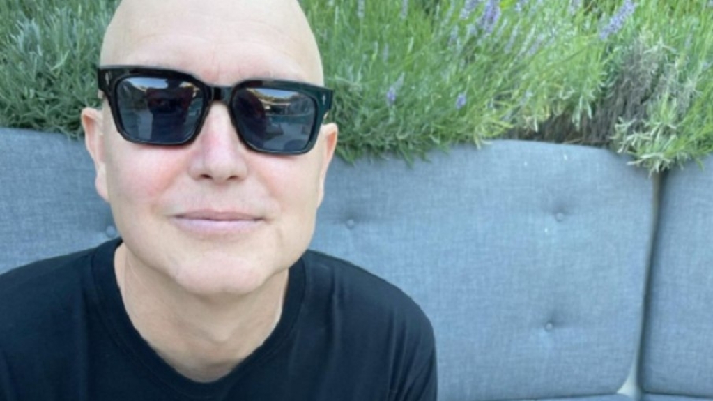 "O bobo do câncer", diz baixista da Blink 182 ao aparecer careca "O bobo do câncer", diz baixista da Blink 182 ao aparecer careca
