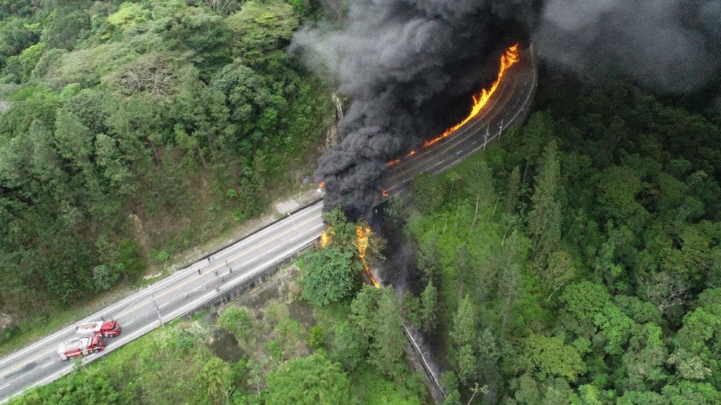 Vídeo - Caminhão tomba e pega fogo em rodovia no litoral paulista; pista interditada