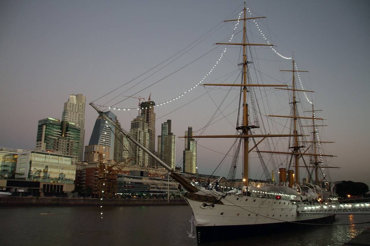 Navio museu Presidente Sarmiento ancorado no Puerto Madero. Foto: Pixabay