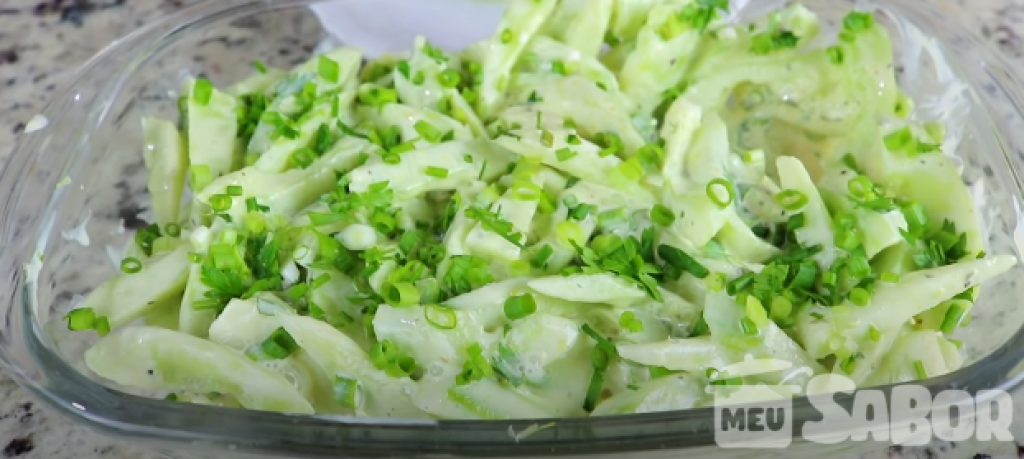 Que tal preparar um saladinha de pepino para o almoço?