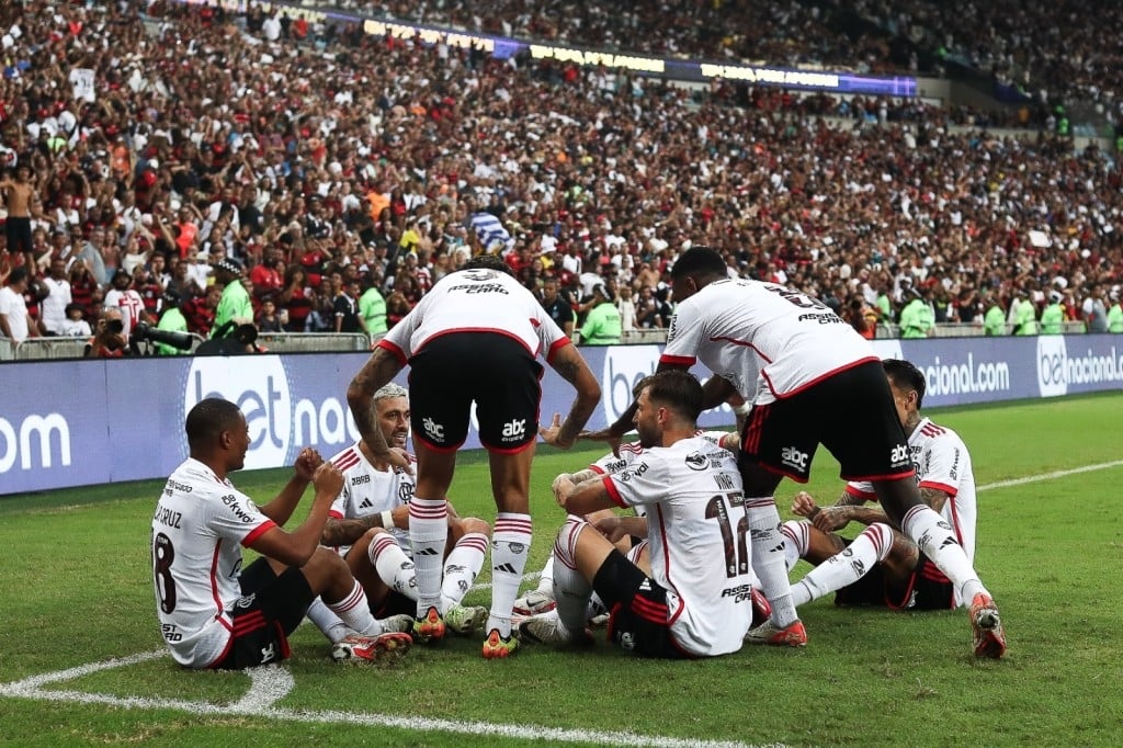 Tarde de gala no Maraca! Flamengo goleia Vasco por 6 a 1 e assume a liderança do Brasileirão