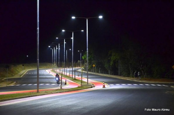 Iluminação é instalada na avenida leste-sul