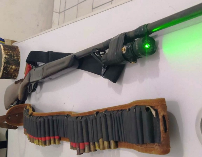 Arma com mira laser apreendida em Echaporã – Divulgação