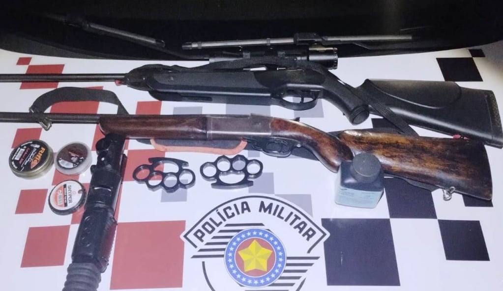 PM apreende armas e acessórios com acusado de violência em Echaporã