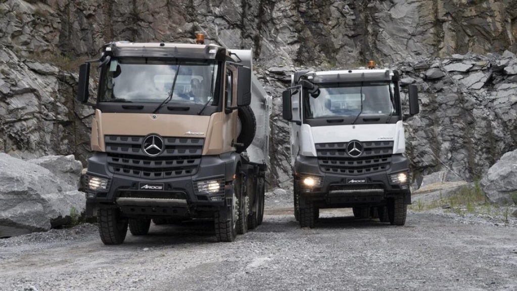 Mercedes lança caminhão que leva 58 toneladas e custa mais de R$ 1 milhão