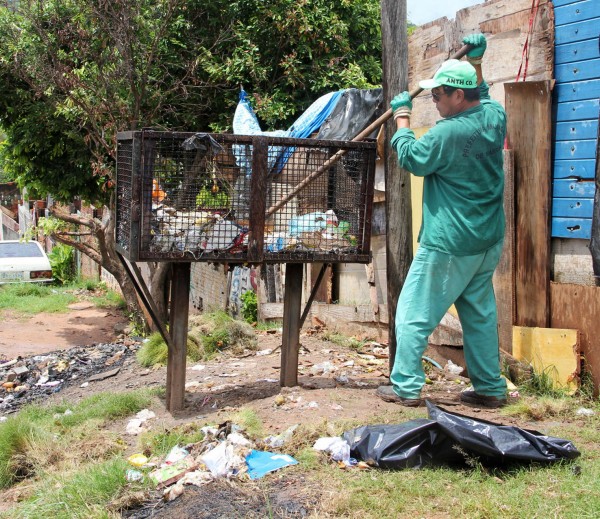 Trabalhador recolhe entulho na zona oeste – foto: Lígia Ferreira/Divulgação