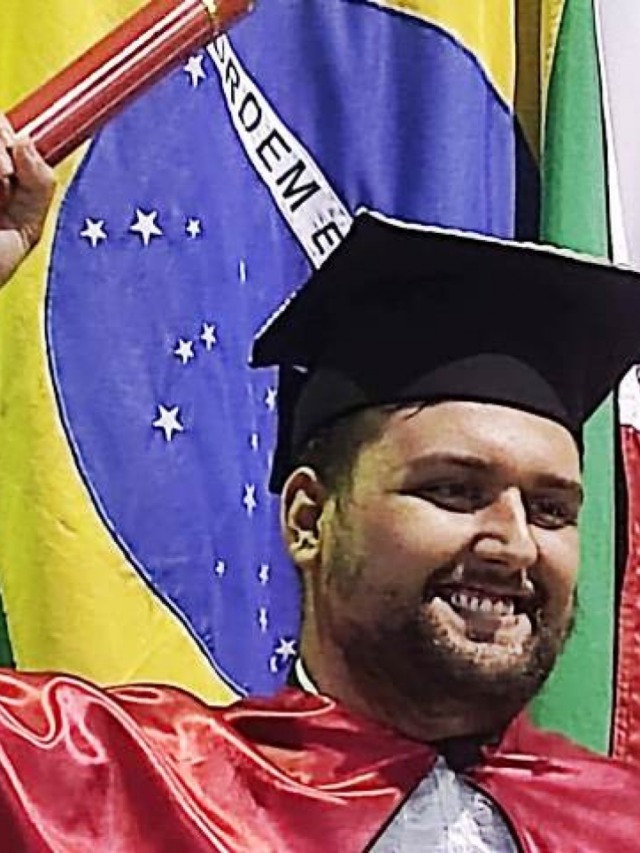 Inspiração na luta contra Câncer, Édio Sândalo faz colação de grau em Marília