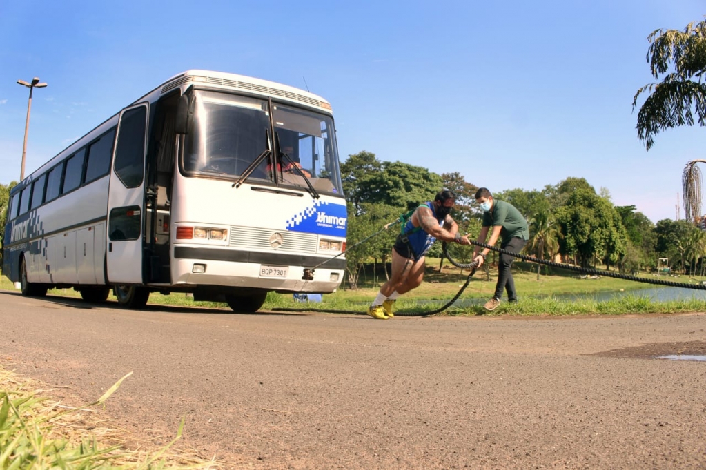 Atleta de Marília puxa ônibus de 18 toneladas e bate recorde na categoria PCD