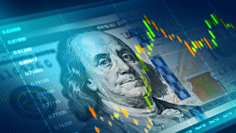 Dólar renova alta e bate R$ 4,96. Bolsa cai acompanhando bancos