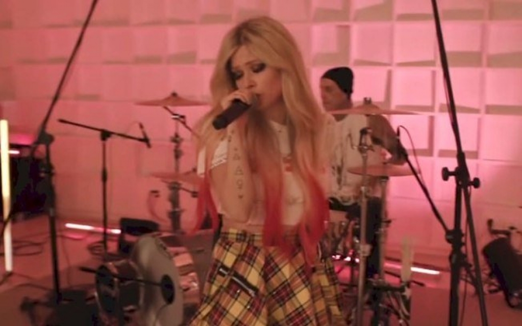 Avril Lavigne firma parceria com Travis Barker em "Bite Me" Avril Lavigne firma parceria com Travis Barker em "Bite Me"