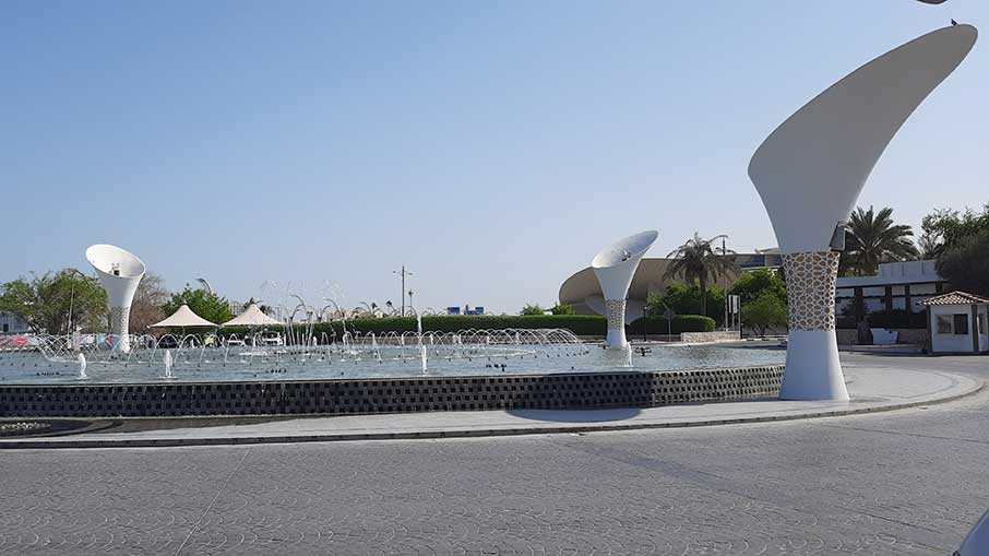 Espelho d'água em frente ao Museu Nacional do Catar, em Doha. Foto: Felipe Carvalho