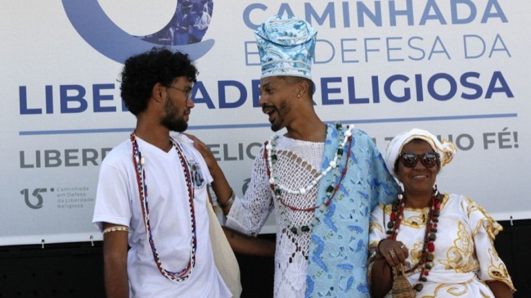 Caminhada contra intolerância reúne representantes de religiões no Rio