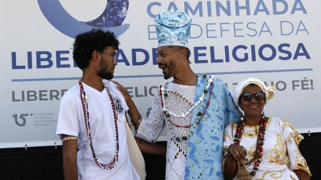 Caminhada contra intolerância reúne representantes de religiões no Rio