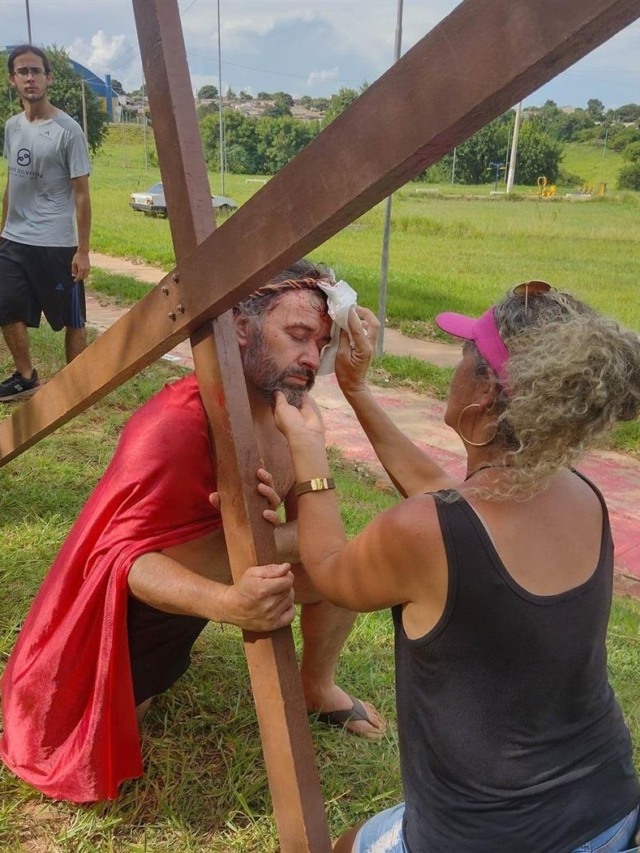Encenação da Paixão de Cristo atrai estudante e ela leva toda família para atuar
