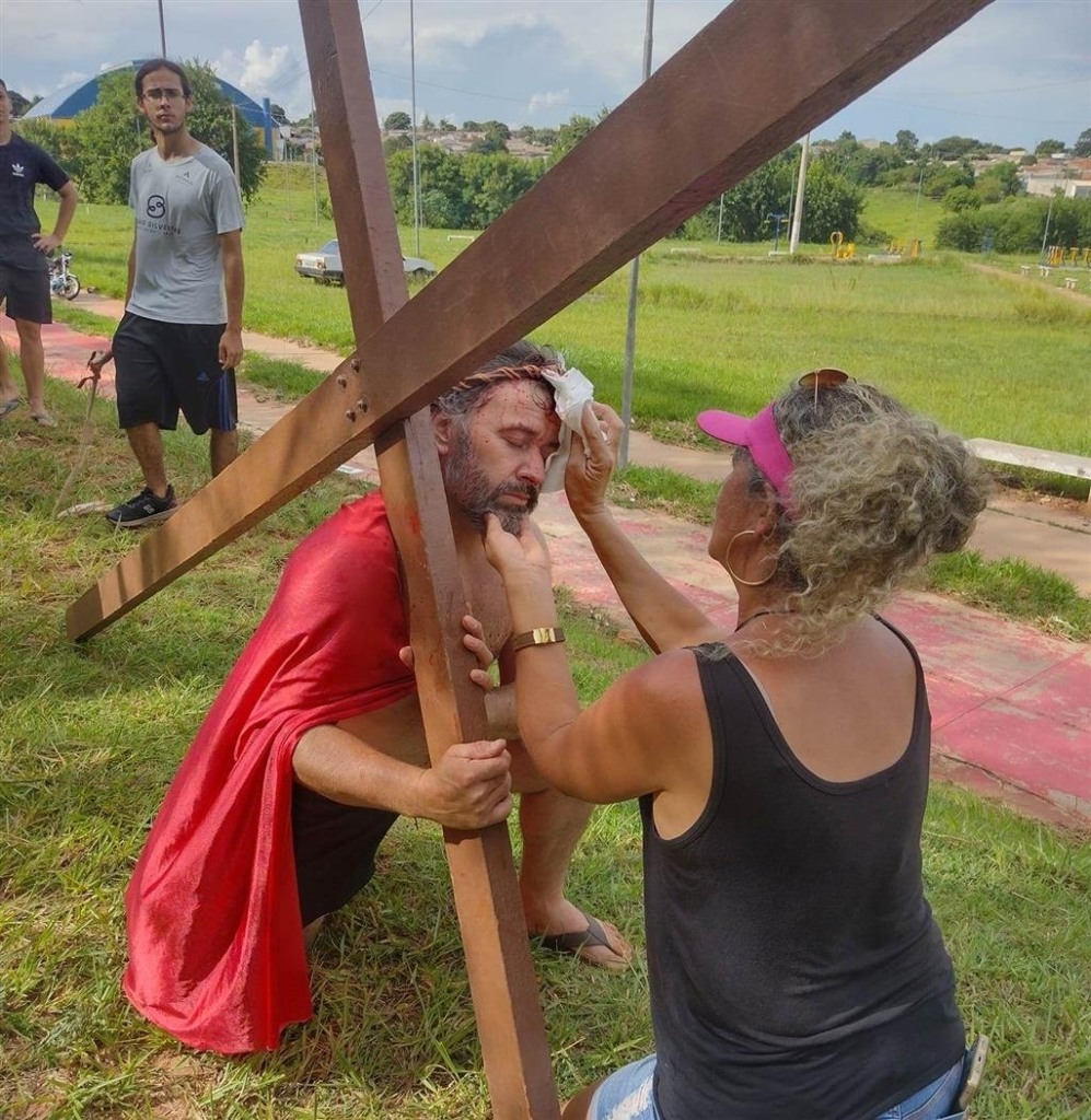 Encenação da Paixão de Cristo atrai estudante e ela leva toda família para atuar