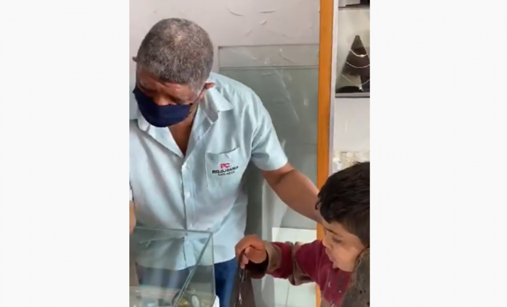 Engraxate compra presente do pai; vídeo viraliza e emociona; assista