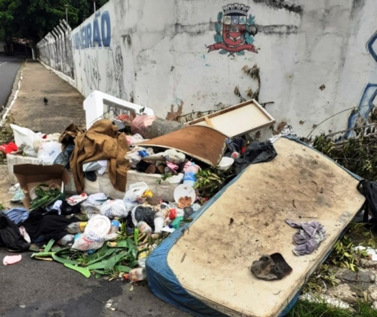 Rua da zona norte vira depósito de entulho; Limpeza pede ajuda no controle