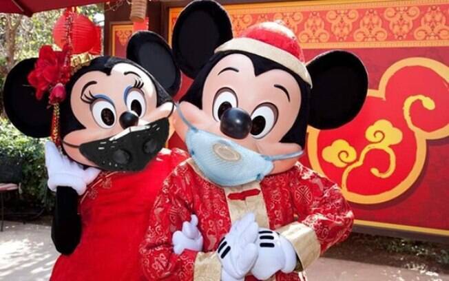 mickey e minnie usando máscara para se prevenir contra o coronavírus