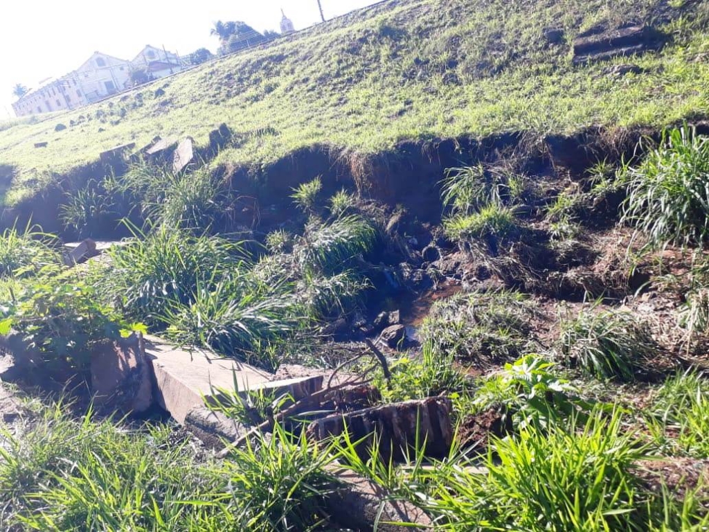 Erosão próxima à ferrovia avança em Vera Cruz e denúncia chega até Rumo