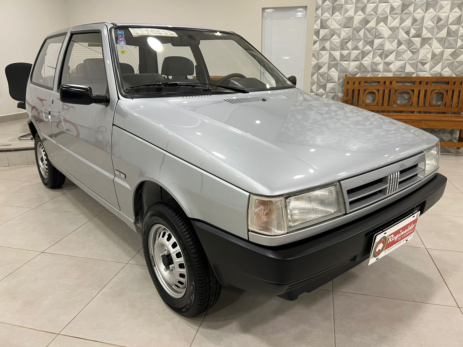 O hatch da Fiat tem tudo exatamente como veio de fábrica, incluindo os tapetes de borracha na embalagem original da Borcol. Foto: Reprodução - Reginaldo de Campinas