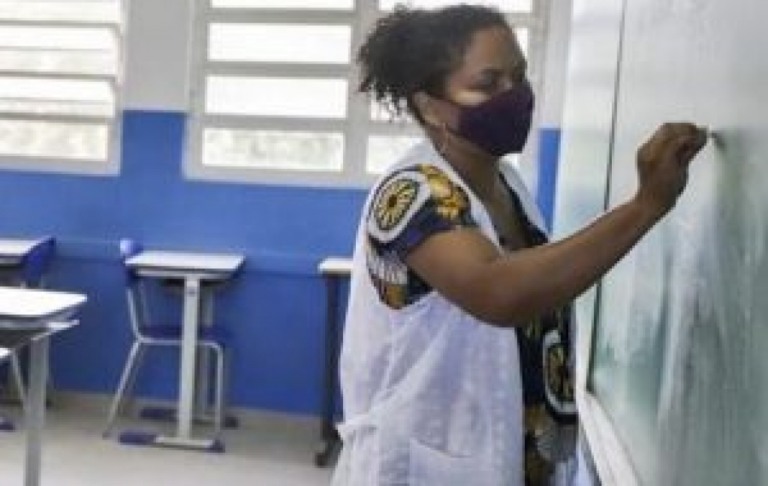 Escolas estaduais definem regras para volta de servidores na retomada