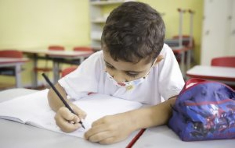 Escolas estaduais abrem rematrículas de alunos para 2022; veja como fazer