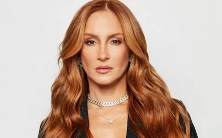 Claudia Leitte recebe certificado de ouro nos EUA