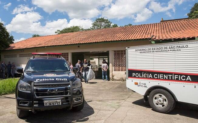 carro da polícia e carro de polícia científica