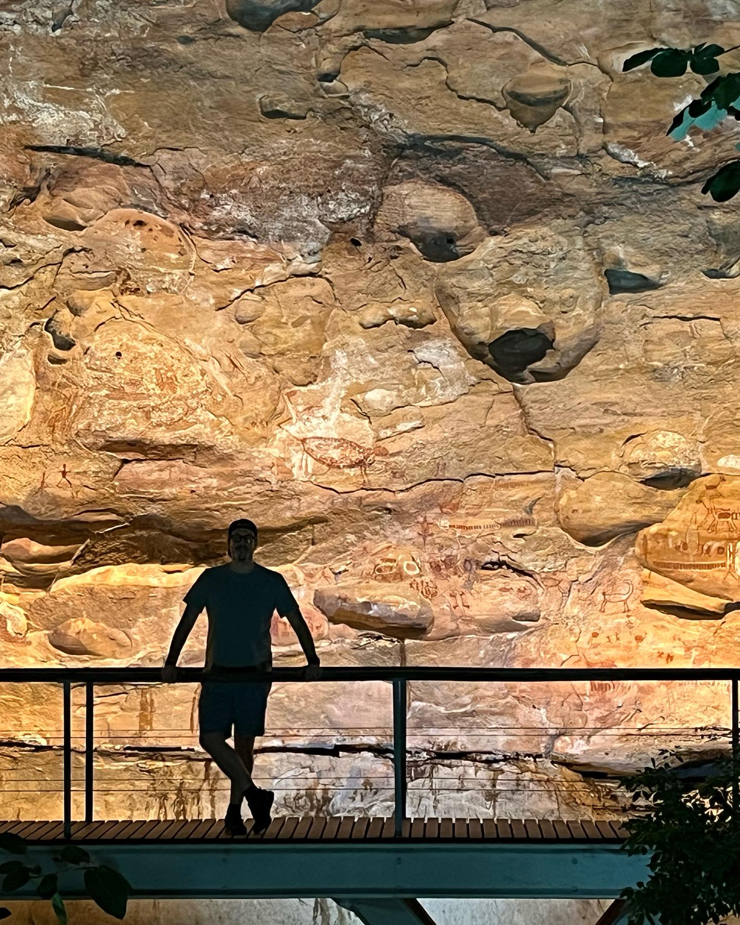 Fabio Porchat faz imagens das pinturas rupestres na Serra da Capivara, no Piauí. Foto: Reprodução/Instagram 25.08.2023