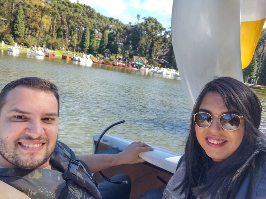 Jessica Lobo Moraes e o marido em Gramado (RS). A viagem foi paga com o serviço de assinaturas da RDC Viagens. Foto: Arquivo pessoal