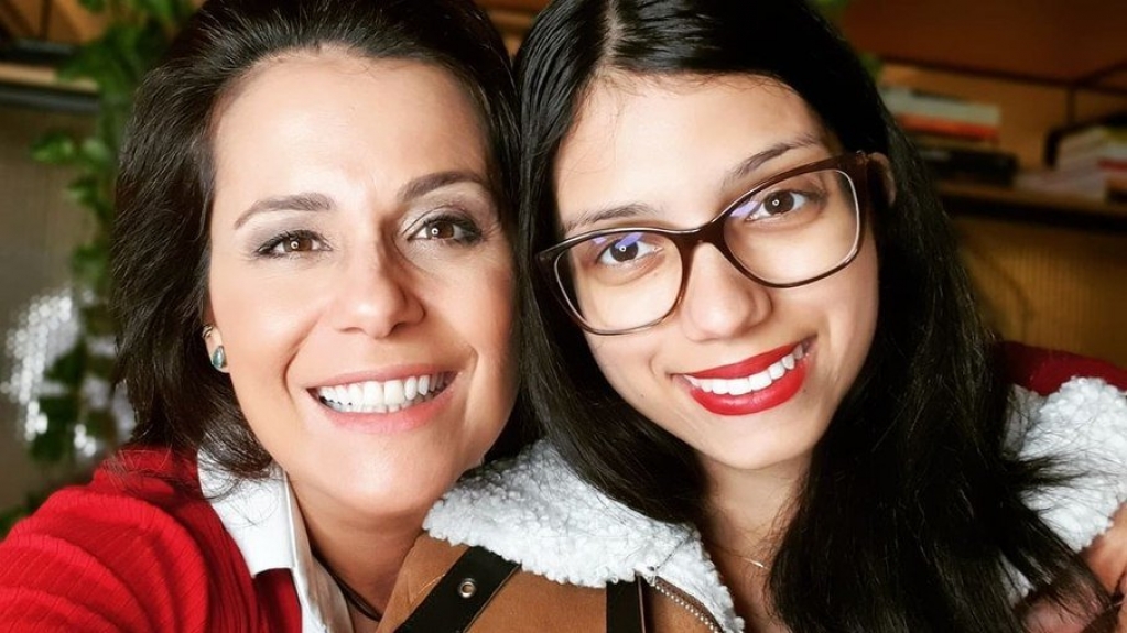 Ex-Record, Adriana Araújo diz que ex cogitou trocar filha na maternidade Ex-Record, Adriana Araújo diz que ex cogitou trocar filha na maternidade