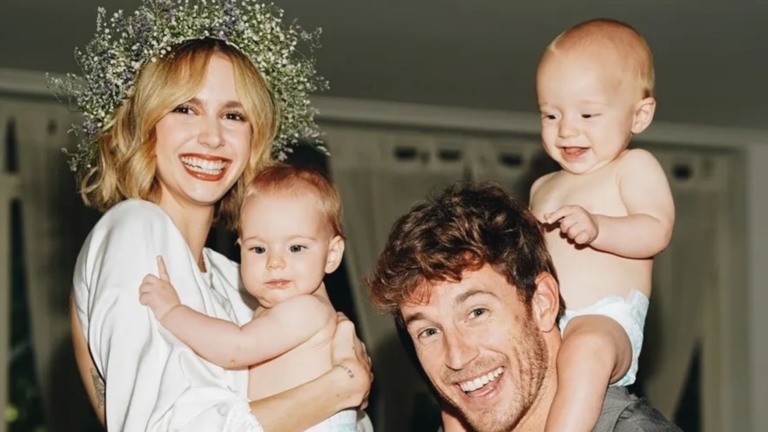 Isa Scherer refaz cliques digno de poster com gêmeos e o marido: ‘The Pequenos’