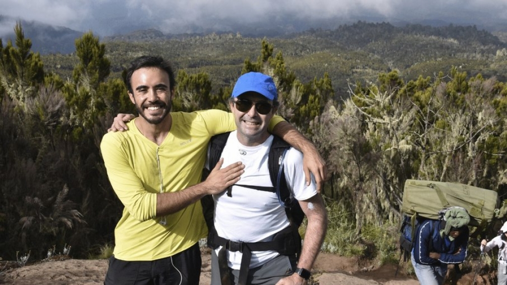 Com Parkinson, pai escala o Kilimanjaro com o filho: "Oportunidade única"