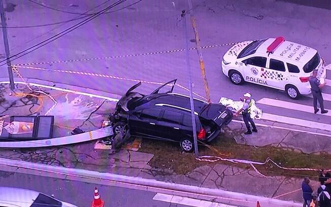 carro colidido com relógio