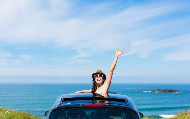 mulher feliz em um carro