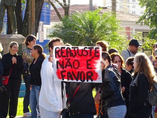 Agora? – À beira da eleição, prefeitura estuda carreira e salários de servidor