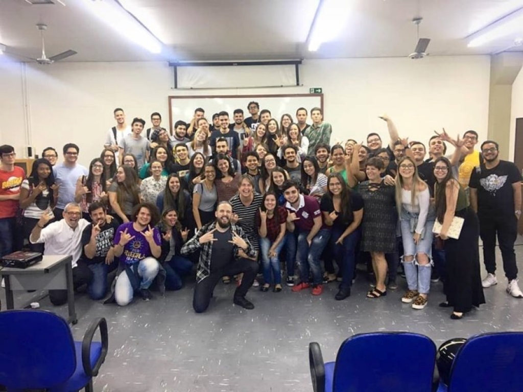 Publicitário de Marília que atua na Globo encontra estudantes na cidade