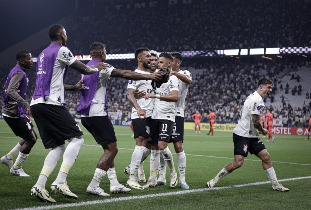 Corinthians goleia Nacional-PAR por 4 a 0 na Copa Sul-Americana