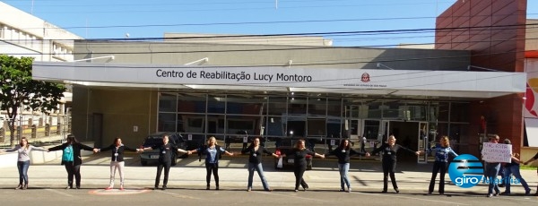 Funcionários durante “abraço ao HC” de Marília