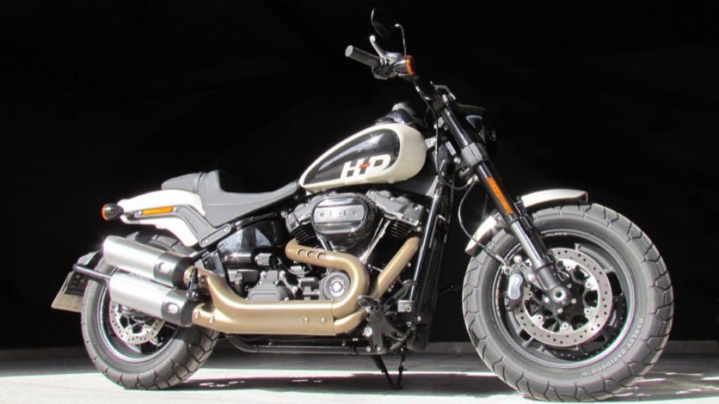 A Harley-Davidson Fat Bob 2022 chegou, mas não é igual à americana