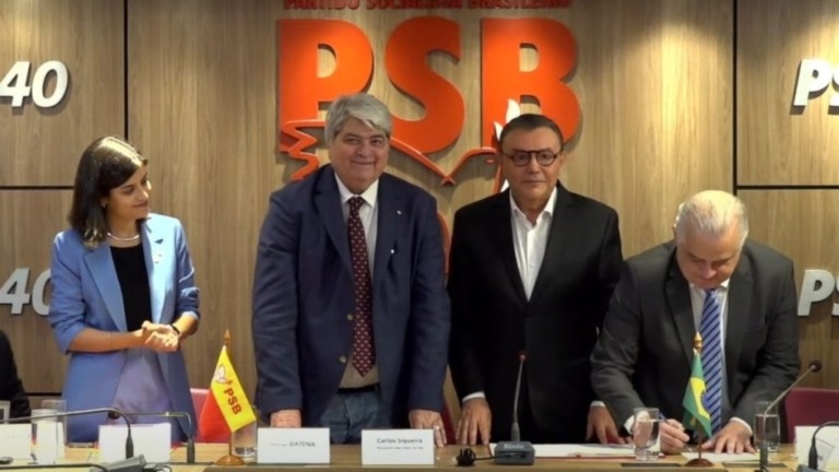 Reprodução/PSB/X – 19.12.2023 Datena se filia ao PSB, ao lado de Tabata Amaral, do presidente da sigla, Carlos Siqueira, e Márcio França