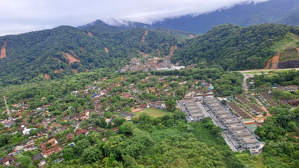 Justiça autoriza retirada em áreas de risco no litoral; veja dados de mortes e estradas Justiça autoriza retirada em áreas de risco no litoral; veja dados de mortes e estradas