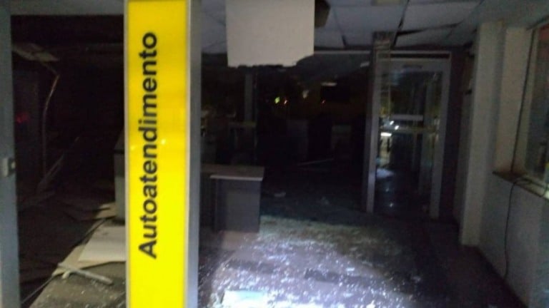 RJ: bandidos explodem dois caixas eletrônicos e atacam posto da PM