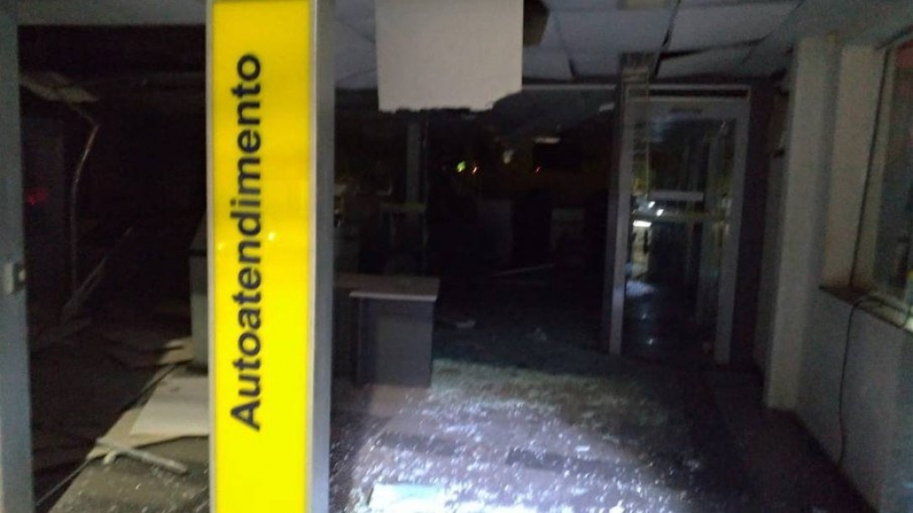 RJ: bandidos explodem dois caixas eletrônicos e atacam posto da PM RJ: bandidos explodem dois caixas eletrônicos e atacam posto da PM