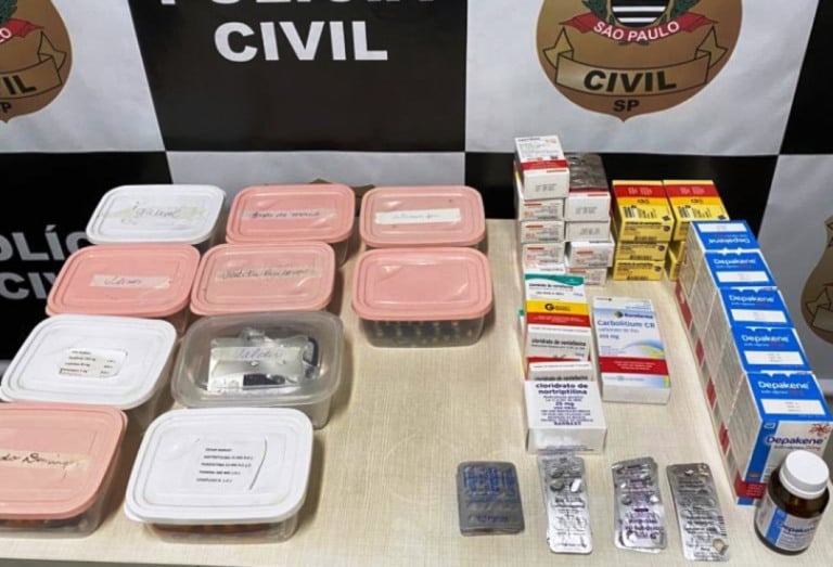 Medicamentos recolhidos na clínica durante investigação – Polícia Civil