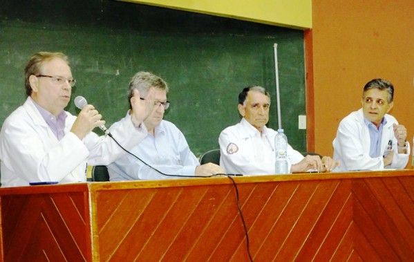 Estudantes sabatinam candidatos e pedem espaço na Famema